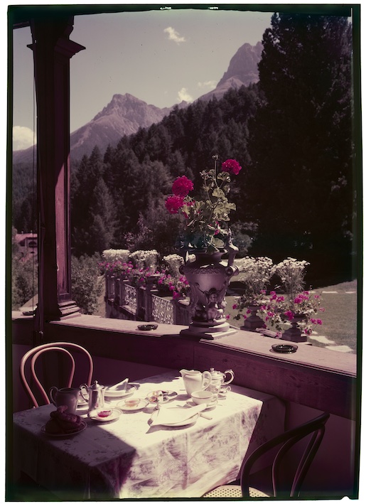 Ein gedeckter Frühstückstisch auf dem Balkon des Hotels Waldhaus, Vulpera, 1907 - Kunstanstalt Brügger, Meiringen © Alpines Museum der Schweiz
