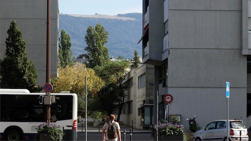 Carouge Ville Ouverte, août 2023, installation vidéo, deux projections, boucle de 18 minutes © Beat Streuli