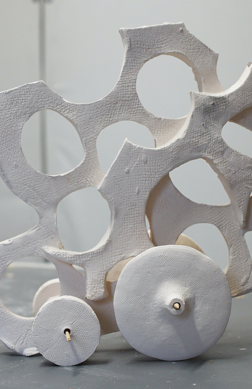 Damián Ortega, Toys: When the abacus became a wheel (detail), 2023, Ton, Holz, Masse variabel