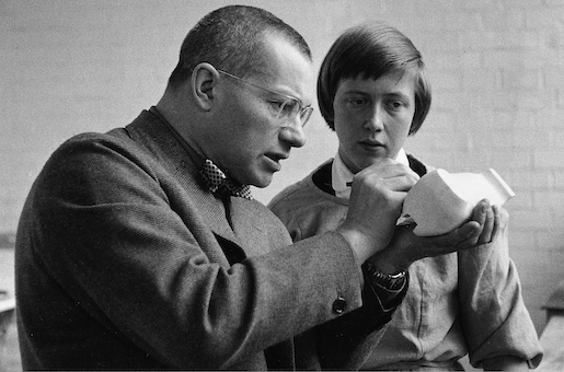 Ernst Scheidegger, Max Bill mit einer Studentin in der Keramikwerkstatt der HfG Ulm, um 1954, Lambda Print © Stiftung Ernst Scheidegger-Archiv, Zürich