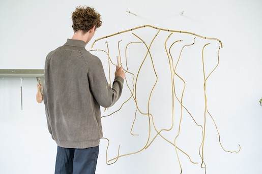 Temitayo Ogunbiyi, You will play in nuance and grow community (instrument), 2023. Installationsansicht im Van Abbemuseum, Eindhoven © 2023 courtesy the artist, Foto: Boudewijn Bollmann