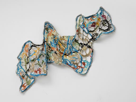 Esther Amrein (*1968), Merletto ligure 3, 2023, Handstickerei mit Seide und Baumwolle auf Baumwollstoff, 72 x 72 x 8 cm / offen: 122 x 27 cm © Esther Amrein - Foto: ullmann.photography