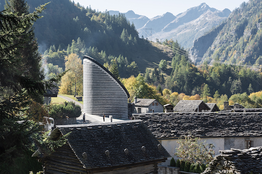 Chiesa di San Giovanni Battista, Fusio (TI). 1990-1996, Mario Botta - Foto: © Noah Santer, Schweizer Heimatschutz