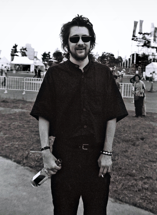Shane MacGowan, 1991 - Foto: Masao Nakagami, https://www.flickr.com/photos/goro_memo/285893246/ - Lizenz: https://creativecommons.org/licenses/by-sa/2.0/deed.en - Datei: https://commons.wikimedia.org/wiki/File:Shane-McGowan.jpg  