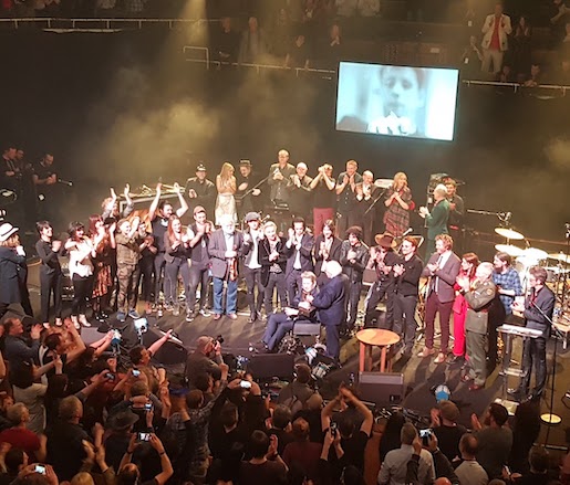 Shane MacGowan receiving a Lifetime Achievement Award from President of Ireland, Michael D. Higgins, in the National Concert Hall, Dublin, on 15th November 2018. - Foto: https://commons.wikimedia.org/wiki/User:Bastun - Licence: https://creativecommons.org/licenses/by-sa/4.0/deed.en - Source: https://commons.wikimedia.org/wiki/File:Shane_MacGowan_Lifetime_Achievement.jpg 