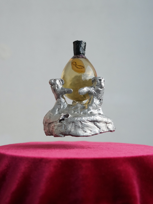 Levin Stettler (*2000), and you still unrelentingly ask for the secret, 2023, Aluminiumguss, Glas-Ei, tätowiertes Ohrläppchen, 10 % Formalin, Honig, Weidenwasser, Magnet, 10 x 5 x 5 cm © Levin Stettler