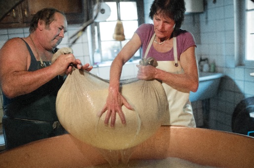 Alpsaison Foto: © Mélanie Rouiller, 2019, https://www.bak.admin.ch/bak/de/home/kulturerbe/immaterielles-kulturerbe-unesco-lebendige-traditionen/immaterielles-kulturerbe-unesco-in-der-schweiz/repraesentative-liste-des-immateriellen-kulturerbes/schweizer-alpsaison.html