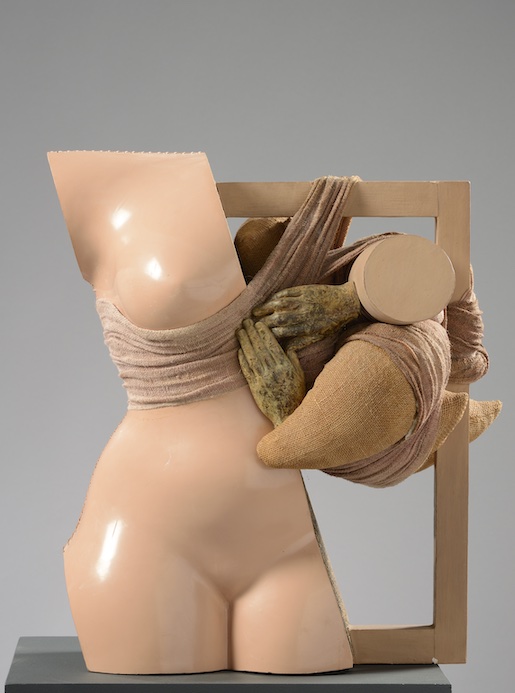 Bild: © Anu Põder, Composition with a Torso and a Child’s Hands (Kompositsioontorsojalapsekätega), 1986, Plastic, textile and wood panels, 112 × 68 × 34 cm - Art Museum of Estonia - Photo: Stanislav Stepaško 