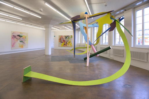 Maria Zgraggen – o.T., Acryl auf Sperrholz, Holz und Kunststoff, ca. 3m x 5m x 8m, 2016 - Foto: akku Emmenbrücke