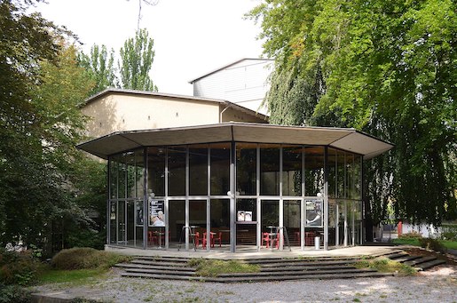 Bild: Das filigrane Foyer des Kurtheaters Baden, von Lisbeth Sachs, erbaut 1952, KGS-Nr 9508 - Foto: Hans Rudolf Baumann, 2012, https://commons.wikimedia.org/wiki/User:Harubaba - Lizenz: https://creativecommons.org/licenses/by-sa/3.0/deed.en - Datei: https://commons.wikimedia.org/wiki/File:20120923_Kurtheater_02.jpg 