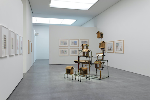 Bild: Saalansicht 2 mit Werken von Erica Pedretti (hintere Wand, Kemang Wa Lehulere (vorne Mitte) - Fotos: © Bündner Kunstmuseum Chur