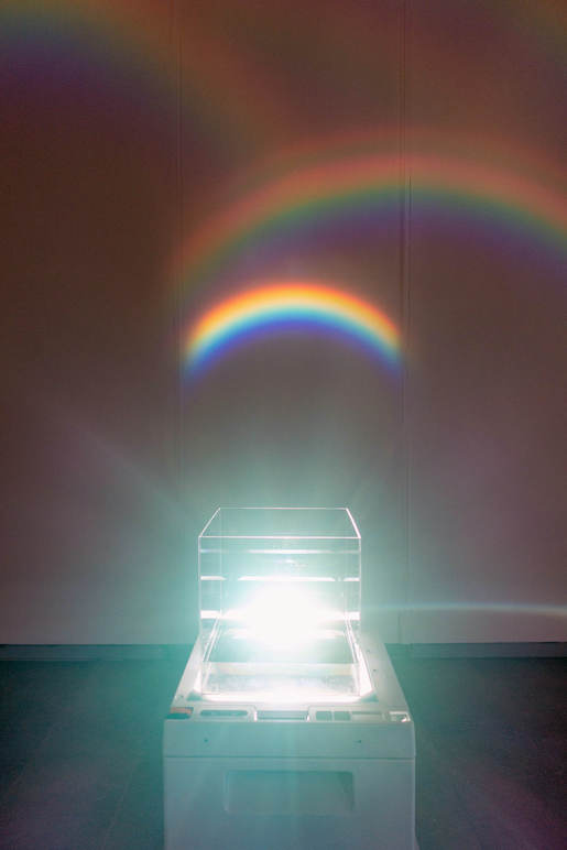Bild: huber.huber (Markus Huber und Reto Huber): Regenbogenmaschinen (Detail), 2020. 6 Hellraumprojektoren, Acrylglac-Kuben, Wasser. © huber.huber