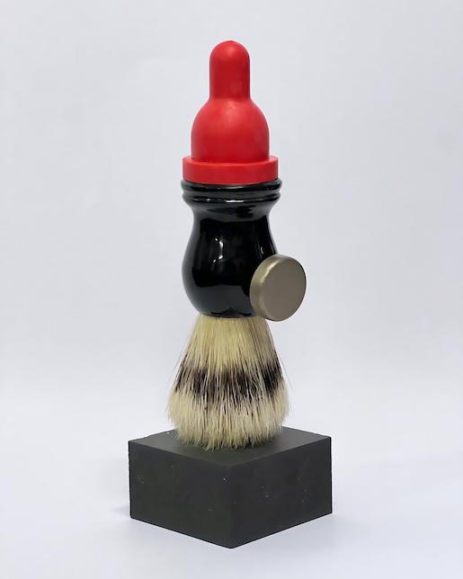 Bild: © Daniel Bracher, Pieperoni, 2023, Holz, Rasierpinsel, Eisen, Lämmersäuger