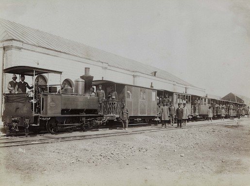 Bild: Eisenbahn von Teheran, Antoin Sevruguin, Iran, um 1880–1896, Albuminpapierabzug, 17,2 x 22,6 cm, Museum Rietberg, 2022.428.187, Geschenk der Erben von Emil Alpiger © Museum Rietberg, Zürich