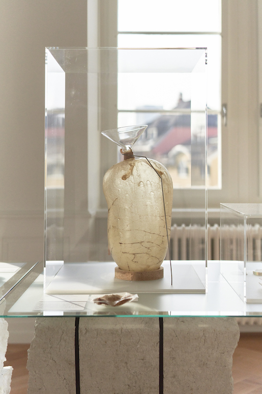 Bild: Impressionen aus der Ausstellung. Water Container aus der Serie Craftica, 2012, Formafantasma, IT, Kuhblase, Glas, Messing, Leder, Kork, bearbeitet, Designserie - Foto: Hans Schürmann