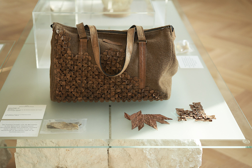 Bild: Impressionen aus der Ausstellung. STÖR, seit 2013, Sabina Brägger, CH, Tasche aus Störhaut, aus Fischzucht für Kaviarproduktion, in Produktion - Foto: Hans Schürmann
