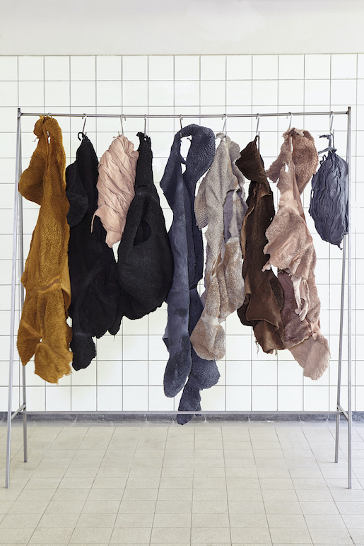 Bild: Ventri, 2017 Studio Billie van Katwijk, NL, diverse gefärbte Kuhmagenleder - Foto: © Femke Rijerman