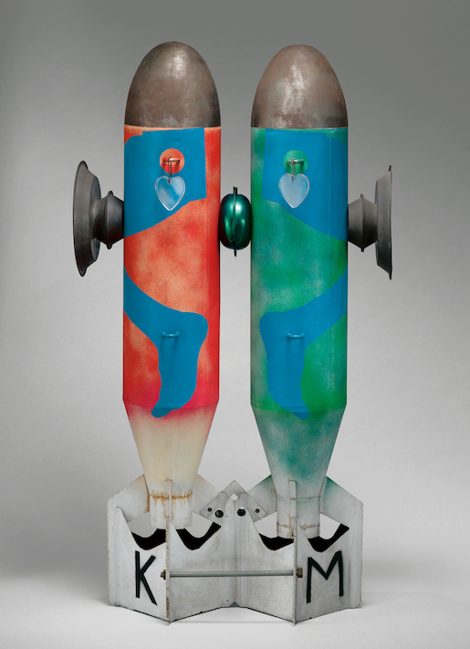 Bild: Kiki Kogelnik, Bombs in Love, 1964, Mixed Media mit Plexiglas und Acryl auf Bombengehäuse, 121,9 x 25,4 x 63,5 cm. © Kiki Kogelnik Foundation. All rights reserved