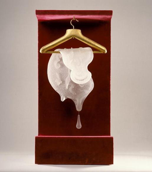 Salvador Dalì, Porte-manteau-Montre, Manufacture Daum, 1970, mudac, collection de la Ville de Lausanne. (680 x 767px) © Atelier de numérisation de la Ville de Lausanne