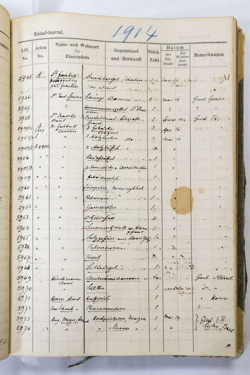 Seite aus dem originalen Einlaufbuch, in dem alle zwölftausend Dinge fein säuberlich notiert sind, in der Reihenfolge, wie sie ins Museum gekommen sind - Foto: © Museum der Kulturen Basel (MKB), 2024