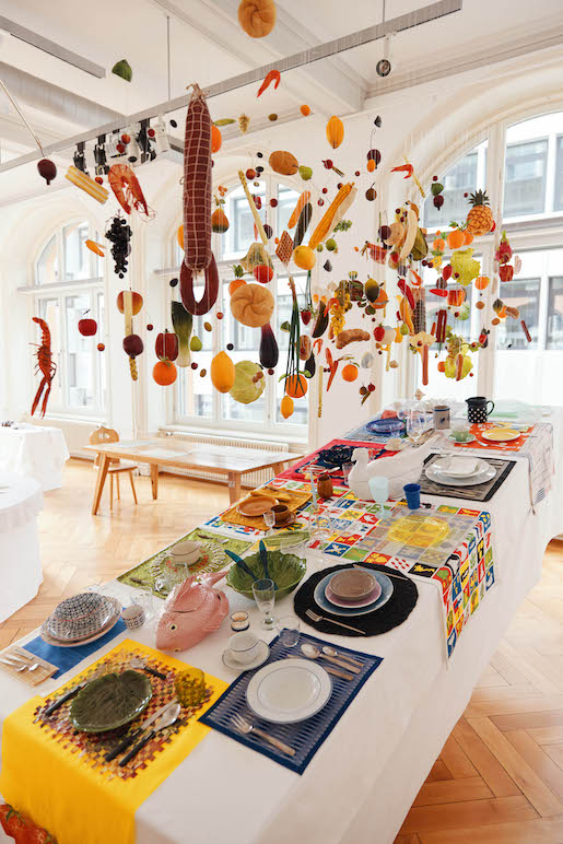 Bild: Harvest of Imagination. Installation Sarena Huizinga. All You canNOT Eat. Fake Food auf Stoff. Texilmuseum St.Gallen, 12.4.-13.10.2024 - Foto: Laurids Jensen