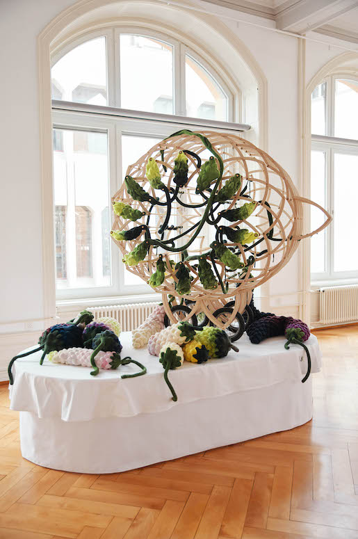 Bild: Harvest of Imagination. Installation Sarena Huizinga. All You canNOT Eat. Fake Food auf Stoff. Texilmuseum St.Gallen, 12.4.-13.10.2024 - Foto: Laurids Jensen