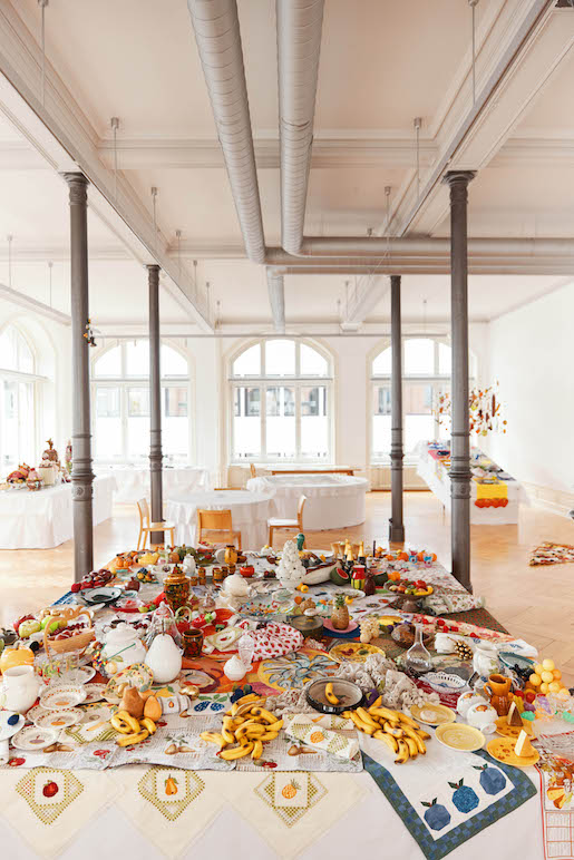 Bild: The Beloved and the Despised. Installation Madame Europe. All You canNOT Eat. Fake Food auf Stoff. Texilmuseum St.Gallen, 12.4.-13.10.2024 - Foto: Laurids Jensen
