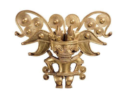 Anhänger in Form eines Fledermausmenschen mit Vogelkopfschmuck, Kolumbien, Sierra Nevada de Santa Marta, Museo del Oro – Banco de la República, Colombia © Foto: Clark M. Rodríguez