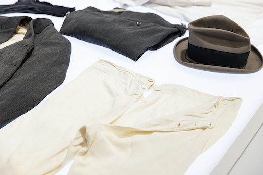 Der ehemalige Leiter der Abteilung Europa, Eduard Hoffmann-Krayer, schenkte dem Museum diesen Anzug von 1924. Hundert Jahre später fand die Leiterin der Abteilung Europa heraus, dass er ihm selber gehört hatte - Foto: © Museum der Kulturen Basel (MKB), 2024