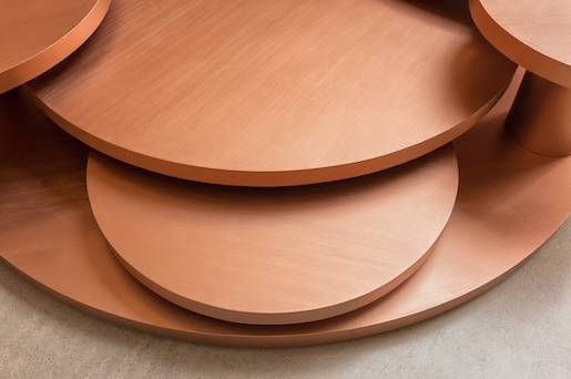 Bild: Roland Heini, Tellurische Scheiben, 2023, Sperrholz, Farbe, Motoren, 55 x 375 x 285 cm - Foto: © Christian Hartmann