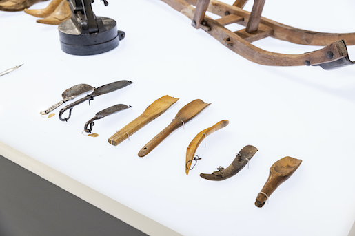 Der Museumsabwart Johannes Stuber wusste, dass die Museumsleute gerne vergleichbare Dinge erwarben, deshalb verkaufte er diese acht Schuhlöffel aus Anwil, Baselland - Foto: © Museum der Kulturen Basel (MKB), 2024