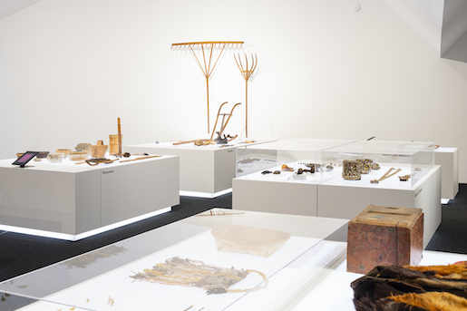 Blick in die Ausstellung, auf Dinge u.a. aus dem Jura und dem Wallis - Foto: © Museum der Kulturen Basel (MKB), 2024