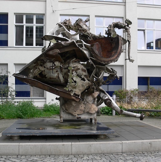 Skulptur Fishskill, 1995, Edelstahl, von Frank Stella auf dem Ernst-Abbe-Platz in Jena, Thüringen - Foto: Andreas Praefcke - Public domain - Datei: https://commons.wikimedia.org/wiki/File:Jena_Stella_Fishkill_3.jpg