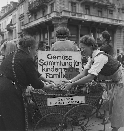 Während des Ersten und Zweiten Weltkriegs wird so viel wie möglich wiederverwendet. Vor allem Frauenorganisationen leisten einen grossen Beitrag beim Sammeln von verwertbaren Materialien. Frauen der Zürcher Frauenzentrale bei der Sammelaktion für kinderreiche Familien, Zürich, 1943 © Schweizerisches Nationalmuseum / ASL