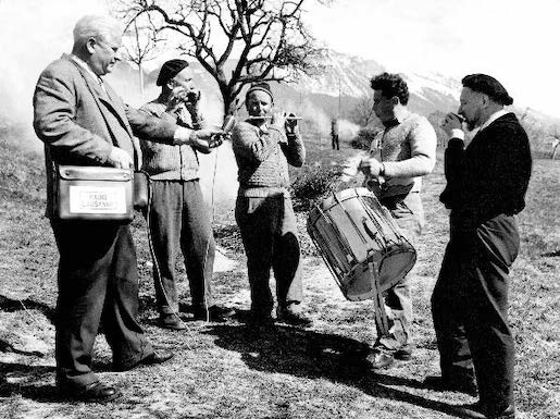 Reportage de Radio-Lausanne lors d’une journée de vignolage au-dessus de Sierre, 1967. A droite de l’image, le compositeur Jean Daetwyler. © Frido Pont, Treize Etoiles, Médiathèque Valais-Martigny