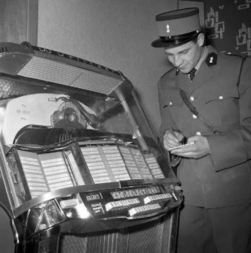 Contrôle de jukebox en 1957 en Valais. Les chansons offensant les 