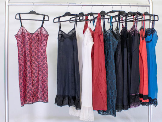 Nachthemden (RMC-339) - Für diese 10 Unter- oder Nachthemden sind drei Bewerbungen eingegangen. Die Ideen zur Weiterverwendung dieser Textilien stammen aus Luzern, aus München und aus Liebefeld - Foto: © Regionalmuseum Chüechlihus, https://entsammeln.ch/objekte/nachthemden-17/