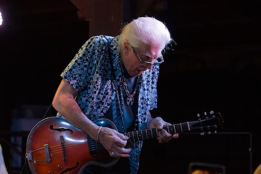 John Mayall, 2017 - Foto: Frank Schwichtenberg, https://commons.wikimedia.org/wiki/User:Huhu_Uet - Lizenz: https://creativecommons.org/licenses/by-sa/4.0/deed.en - Datei: https://commons.wikimedia.org/wiki/File:John_Mayall_-_Fabrik_Hamburg_2017_22.jpg