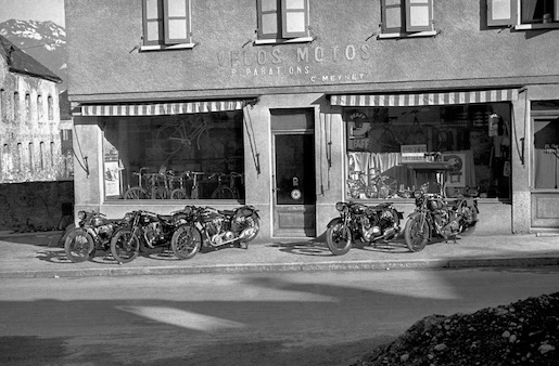 Magasin de vélos et motos, Monthey, vers 1940 © Jules Pof, Médiathèque Valais - Martigny