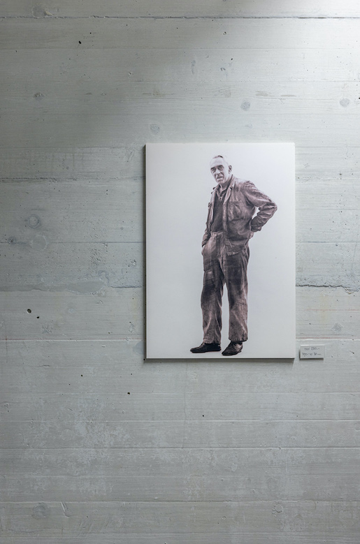 Museum für Lebensgeschichten Speicher (AR): Exponat in den Gängen des Alterswohn- und Pflegezentrums Hof Speicher - Foto: Mario Baronchelli (Ausschnitt) - Lizenz: https://creativecommons.org/licenses/by-sa/4.0/deed.de - Datei: https://commons.wikimedia.org/wiki/File:Museum_fuer_Lebensgeschichten_Speicher_AR_Ausstellung_Obergeschoss_KB-036717.jpg?uselang=de