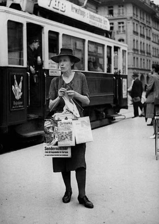 Zeitungsverkäuferin am 8. Mai 1945, Tag der Kapitulation Deutschlands und damit des Kriegsendes in Europa - Foto: : Unbekannt, Schweizerisches Bundesarchiv