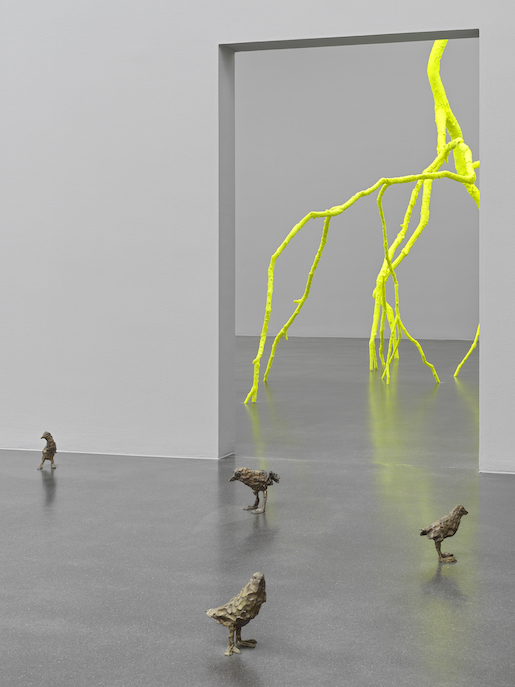 Ugo Rondinone, primitive, 2011–2012, und lightnings, 2023 - Ausstellungsansicht Cry Me a River, Kunstmuseum Luzern, 2024 - Foto: Stefan Altenburger