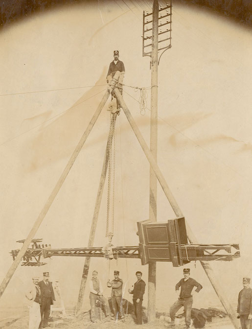 Aufstellen eines Telefonmastes in Genf, um 1900. © Schweizerisches Nationalmuseum