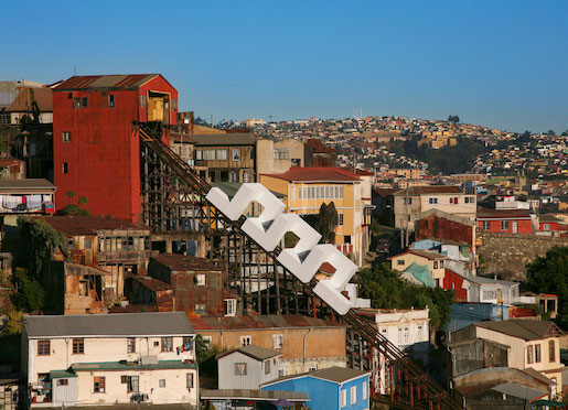 Lang/Baumann. Spiral #3, Holz und Farbe, 3.6 x 3.6 x 18 m, - Gruppenausstellung: 2013, Of Bridges & Borders, Monjas, Valparaiso CL - Foto: Antonio Corcuera
