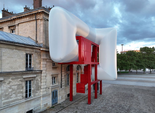 Lang/Baumann. Comfort #20, Polyestergewebe und Gebläse, 14 x 6.8 x 10.4 m - Gruppenausstellung: 2022, L'Air des Géants, Parc de la Villette, Paris F - Foto: L/B