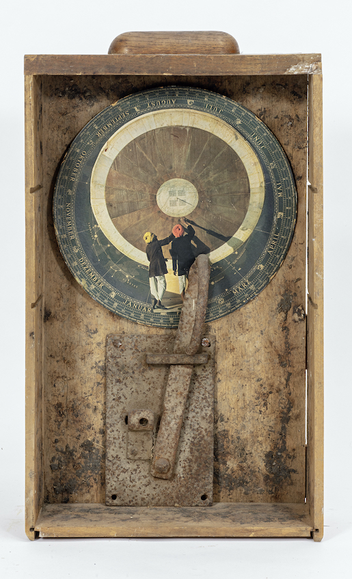 © Eva Wipf. Ohne Titel, undatiert, Schublade, Ölfarbe, Stallschloss, Collage mit Sternzeichenkalender, Sonnenuhr, 54.2 × 32.6 × 13.2 cm, Museum Eva Wipf, RC 544
