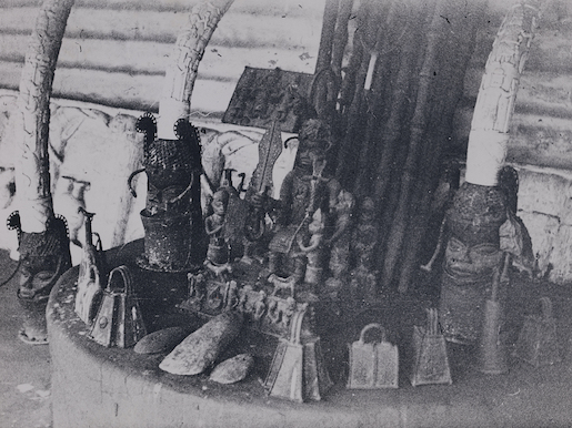 Ahnenaltar eines Oba mit Ritualobjekten aus Messing, Elfenbein, Holz und Stein, Nigeria, Benin City, 1954 - Foto: Elsy Leuzinger, Fotoarchiv © Museum Rietberg