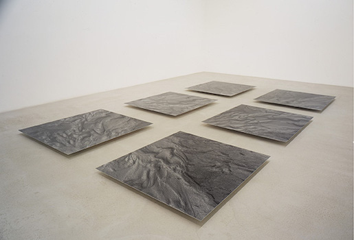 Hans Danuser, Erosion II – Bodeninstallation, 2000–2006, 6-teilig (II 1–II 6), Fotografie auf Barytpapier, je 150 x 140 cm, Bildinstallation im Fotomuseum Winterthur © Hans Danuser, http://www.hans-danuser.ch – Lizenz: https://creativecommons.org/licenses/by-sa/4.0/deed.en – Datei: https://commons.wikimedia.org/wiki/File:Hans_Danuser_Erosion_II_VI1-6.jpeg