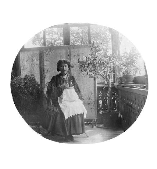 Sophie Taeuber mit Stickrahmen, Trogen, 1905, Vintage Silbergelatineabzug, 6,5 x 5,7 cm, Privabesitz
