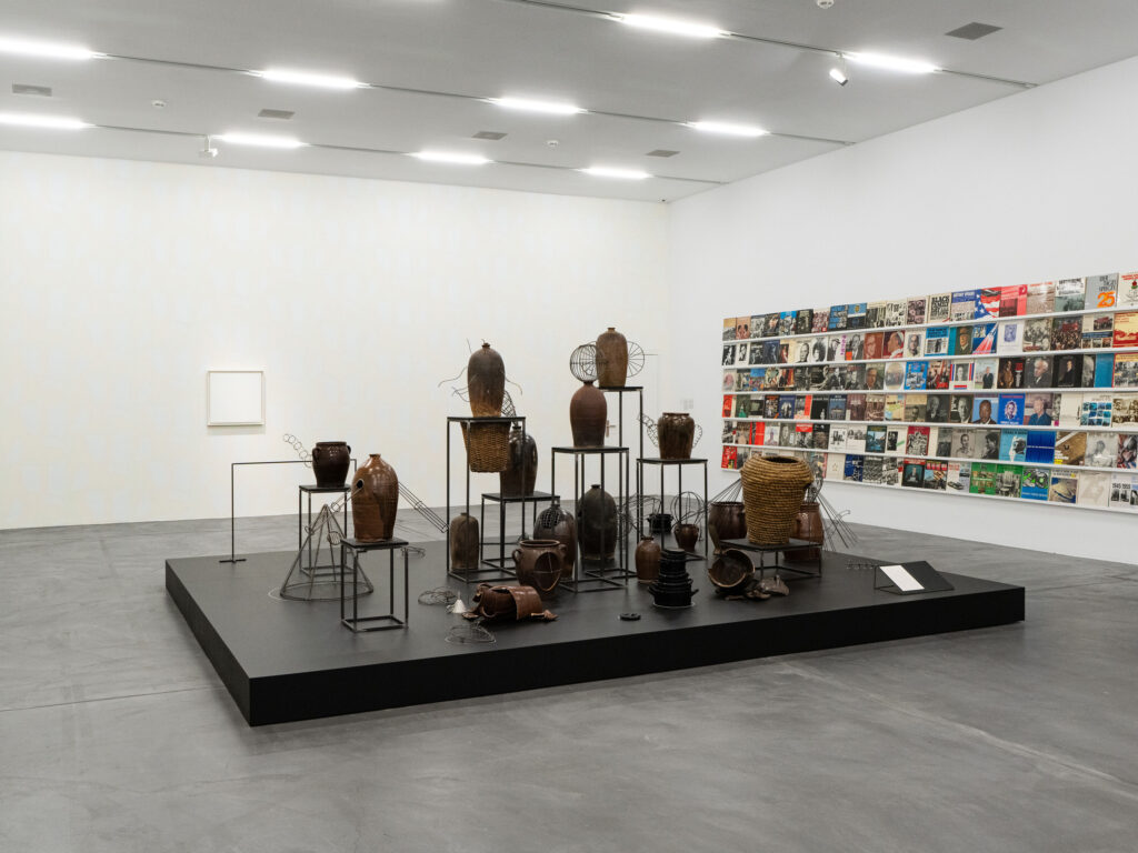 Ausstellungsansicht Eva Kot’átková, Collection of Suppressed Voice, 2014, Stahl, gebrannter Ton, Prints auf Papier, Karton, Kreide, Körbe, Holz, General Idea, White AIDS (Wallpaper), 1990, Siebdruck auf Papier und White AIDS (F), 1993, Getönter, weisser Acrylkreidegrund (3 Färbungen) auf Leinwand, Sammlung Migros Museum für Gegenwartskunst - Foto: Studio Stucky © Eva Kot’átková, General Idea